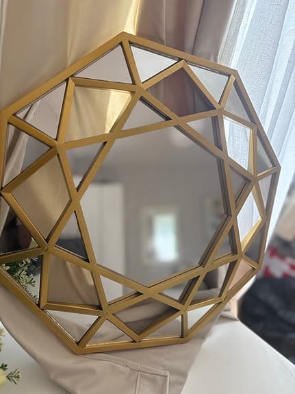 IKEA spegel med guldigt geometriskt ramverk