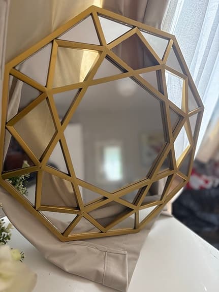 IKEA spegel med guldigt geometriskt ramverk