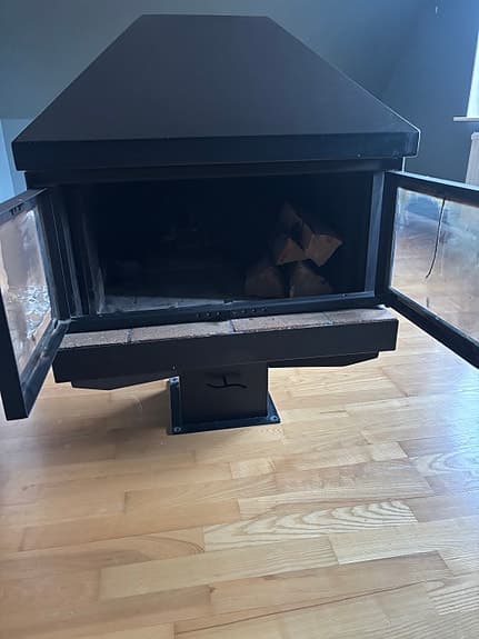 Svart braskamin med glasdörrar