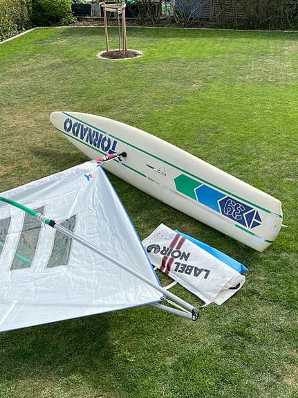 Vindsurfingbräda med segel