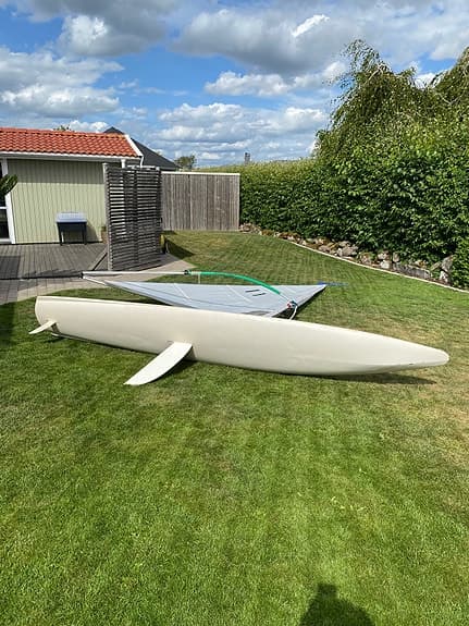 Vindsurfingbräda med segel