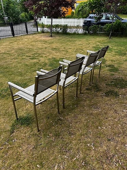 Fyra stolar till utomhus säljes billigt