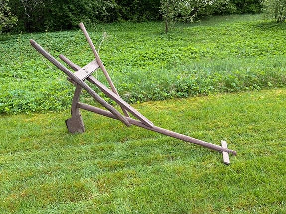 Gammal träplog / jordbruksredskap - dekorativ lantbruksantiquitet