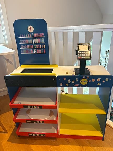 Leksaksaffär med kortterminal och rullband