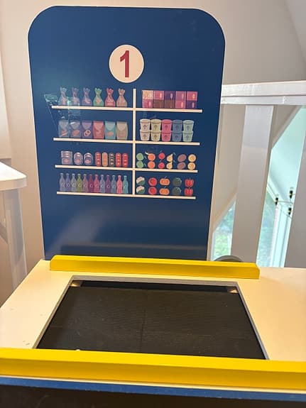Leksaksaffär med kortterminal och rullband