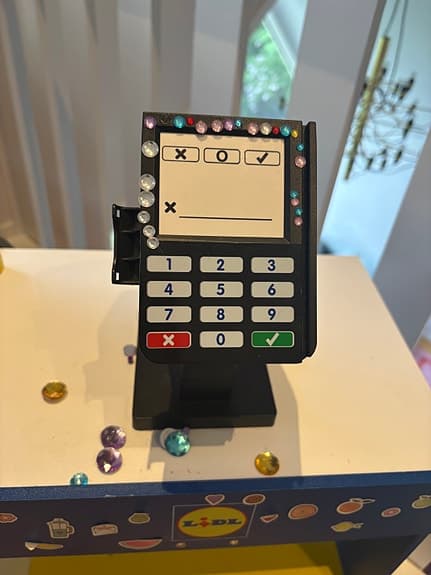 Leksaksaffär med kortterminal och rullband
