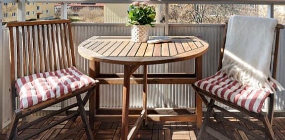 Trädgårdsbord och stolar i trä för balkong/uteplats