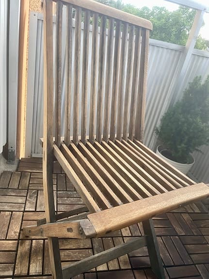Trädgårdsbord och stolar i trä för balkong/uteplats