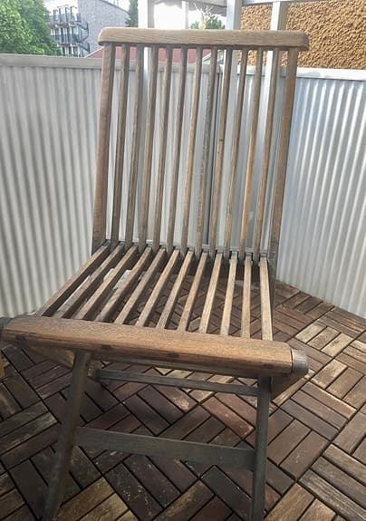 Trädgårdsbord och stolar i trä för balkong/uteplats