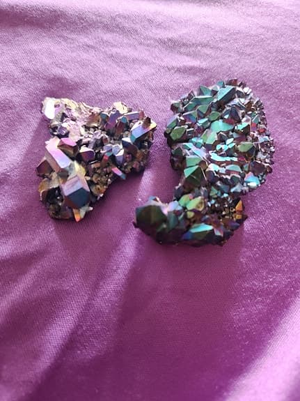 Titanium aura kristaller stenar regnbågsskimrande