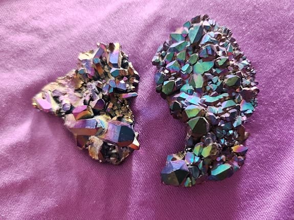 Titanium aura kristaller stenar regnbågsskimrande