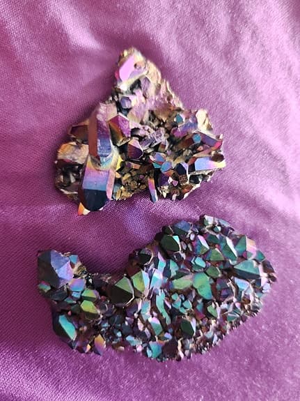 Titanium aura kristaller stenar regnbågsskimrande