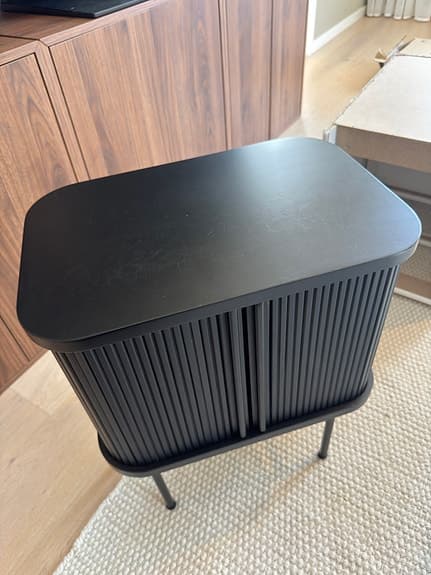 Sängbord med Jalusidörrar