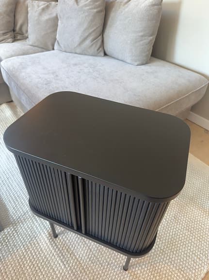 Sängbord med Jalusidörrar