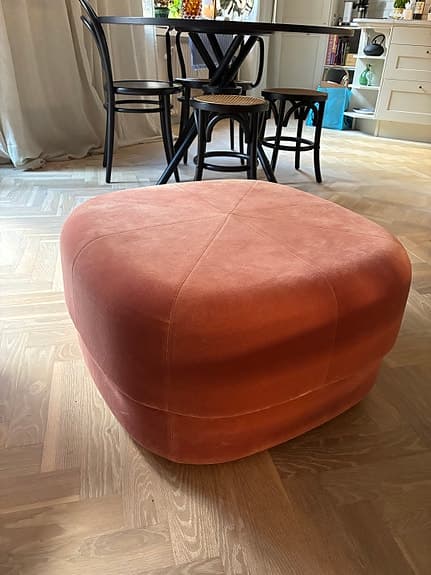 Normann Copenhagen Sittpuff rosa sammet