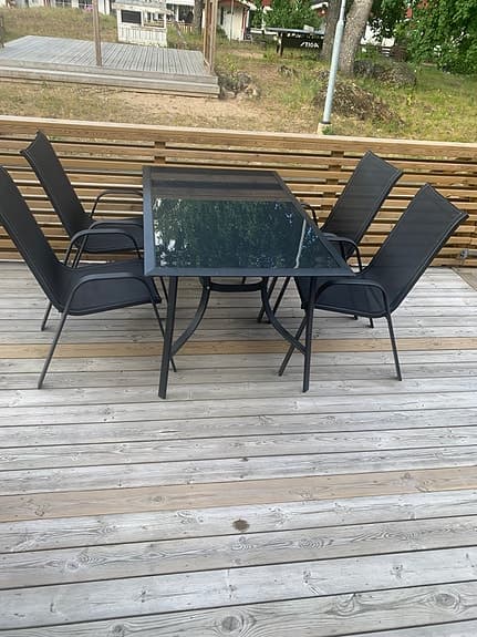 Svart trädgårdsgrupp med glasbord och 4 stolar