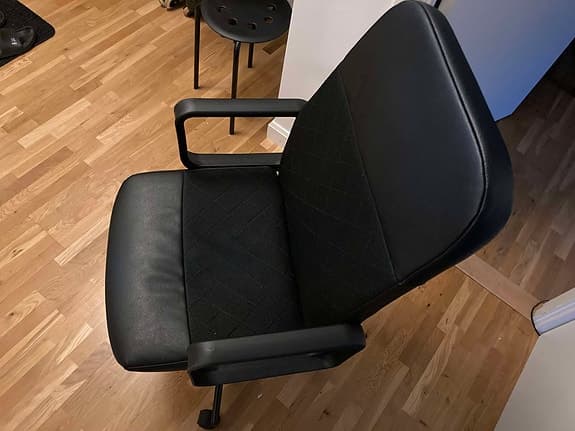Kontorsstol svart med armstöd