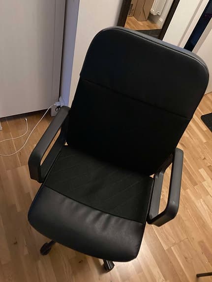 Kontorsstol svart med armstöd