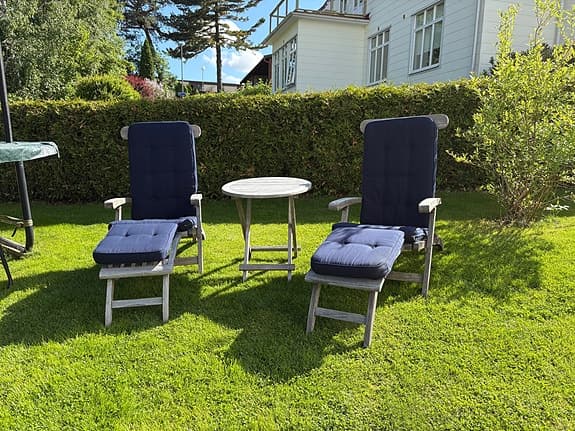 Däckstolar i teak med dynor och bord
