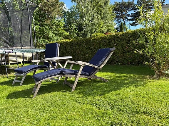 Däckstolar i teak med dynor och bord