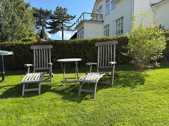 Däckstolar i teak med dynor och bord