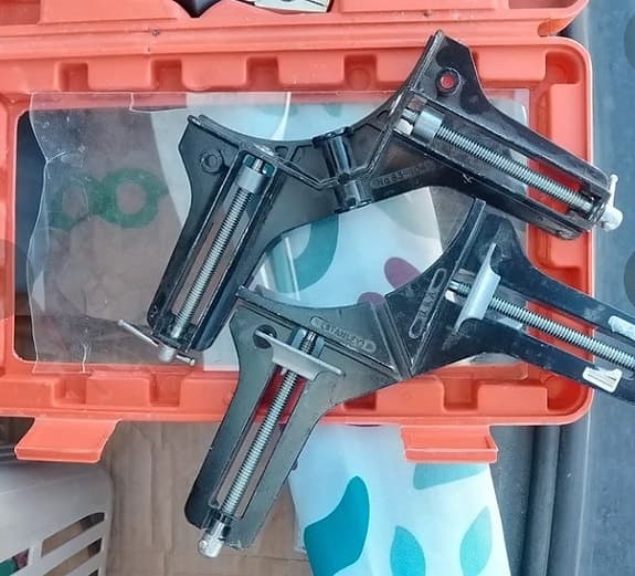 Två tvingar, hammare, skiftnyckel, tänger, bits, mm
