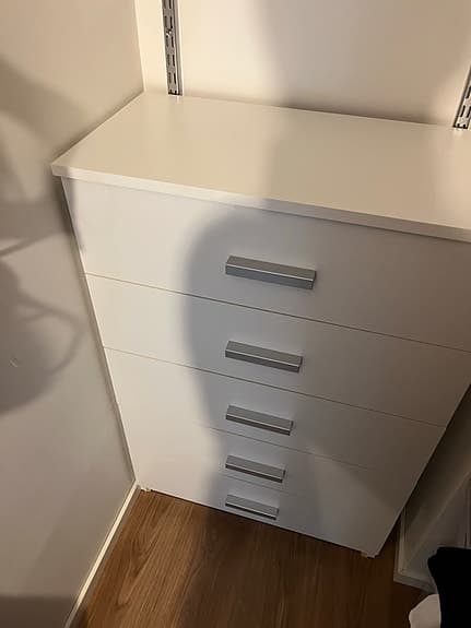 Byrå med 5 lådor