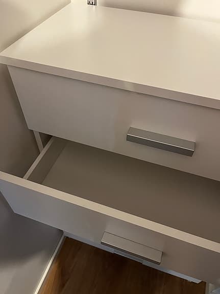 Byrå med 5 lådor