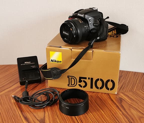 Nikon D5100 med AF-S Nikkor 50mm f1.4G objektiv + minneskort