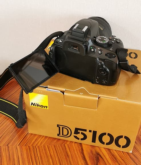 Nikon D5100 med AF-S Nikkor 50mm f1.4G objektiv + minneskort