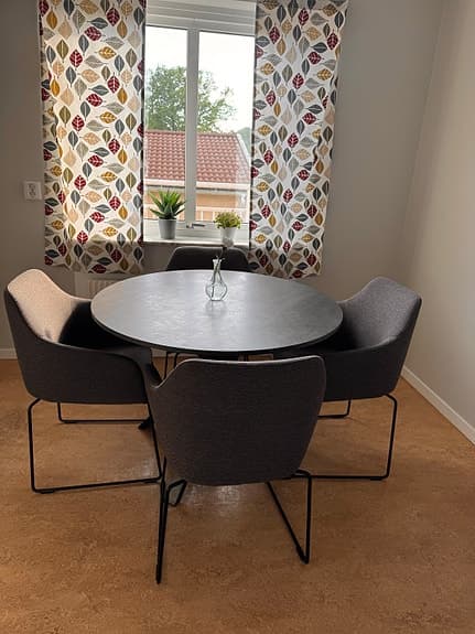Matgrupp IKEA MARIEDAMM + 4 TOSSBERG stolar – fint skick