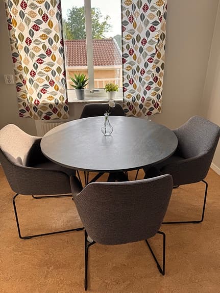 Matgrupp IKEA MARIEDAMM + 4 TOSSBERG stolar – fint skick