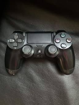 Sony PlayStation 4 pro  med handkontroll och spel
