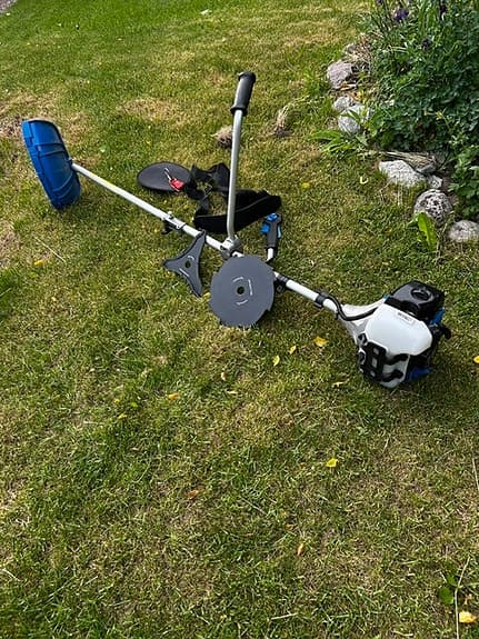 Röjsåg Biltema, 2 klingor och trådtrimmer. Finns i Hedemora
