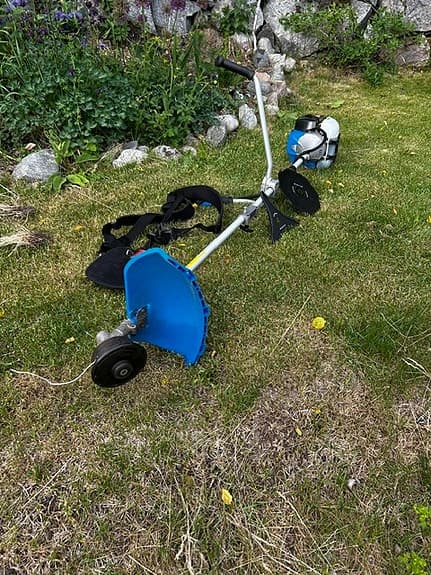 Röjsåg Biltema, 2 klingor och trådtrimmer. Finns i Hedemora
