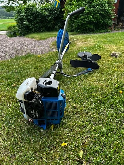 Röjsåg Biltema, 2 klingor och trådtrimmer. Finns i Hedemora