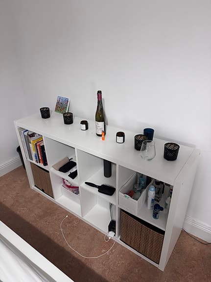 Vit IKEA-hylla (Kallax) med öppna fack