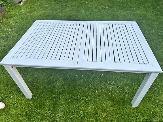 Grå trädgårdsgrupp med bord och 6 stolar
