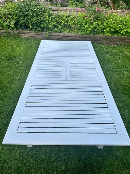 Grå trädgårdsgrupp med bord och 6 stolar