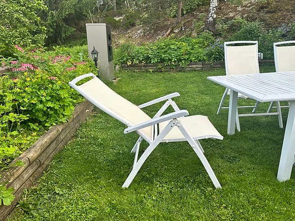 Grå trädgårdsgrupp med bord och 6 stolar