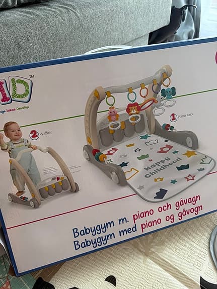 Babygym med piano och gåvagn