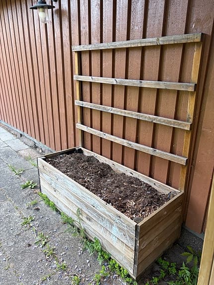 Odlingslåda i trä med spaljé