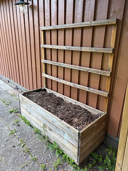 Odlingslåda i trä med spaljé