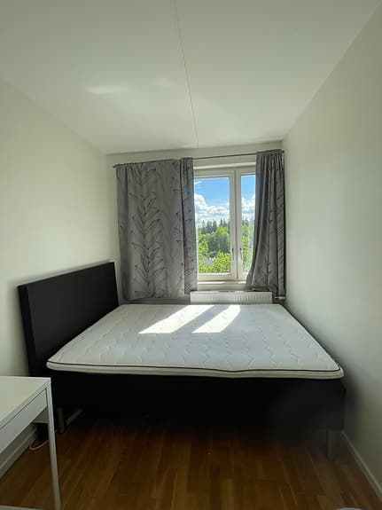 SÄLJES: Jysk säng 140x200 cm med madrass och hög sänggavel – mycket fint skick