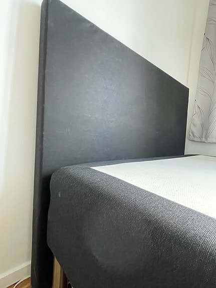 SÄLJES: Jysk säng 140x200 cm med madrass och hög sänggavel – mycket fint skick