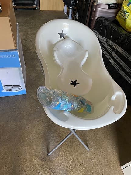 Vit badbalja/badstol för baby med ställning