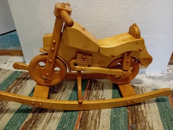 Gungmotorcykel i trä