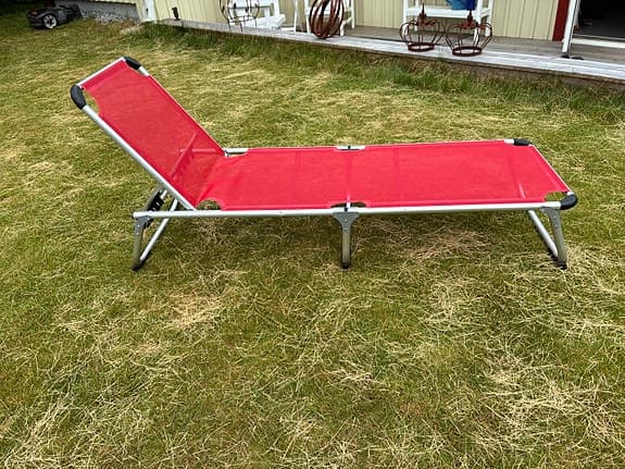 Röd solsäng med justerbar rygg