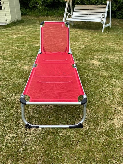 Röd solsäng med justerbar rygg