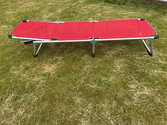Röd solsäng med justerbar rygg